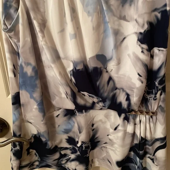 A Pretty Calvin Klein Top! - Picture 6 of 12